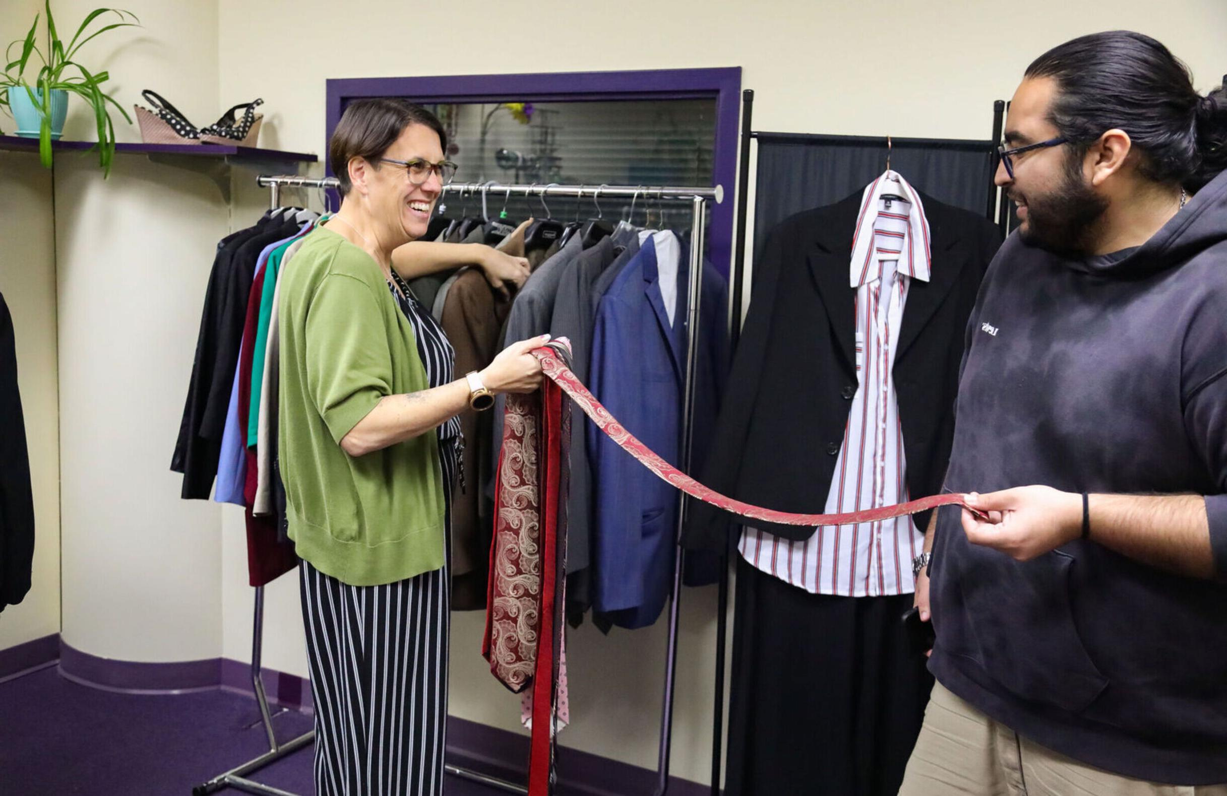 A career counselor helps a visitor in the 职业生涯 Closet
